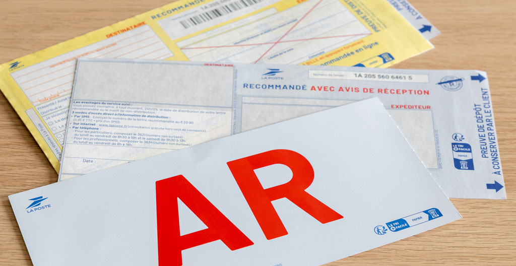 Professionnel vérifiant sur son ordinateur la confirmation de réception d'un document officiel électronique